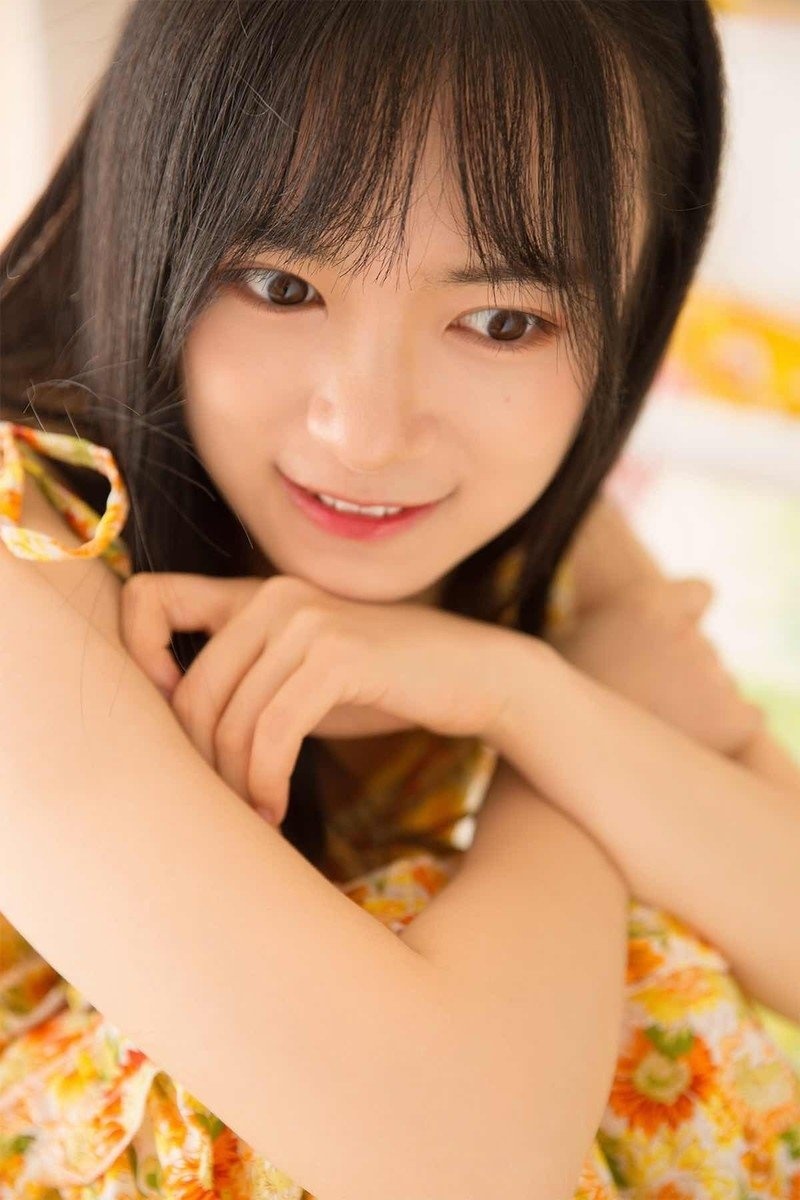 明眸皓齿邻家少女吊带花裙娇羞含情写真图片