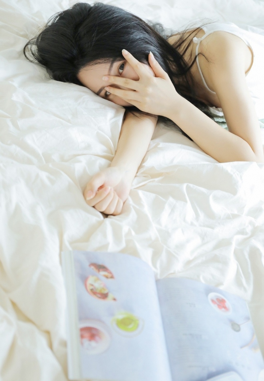 清纯气质吊带睡裙美女肌肤白皙床上诱人写真图片
