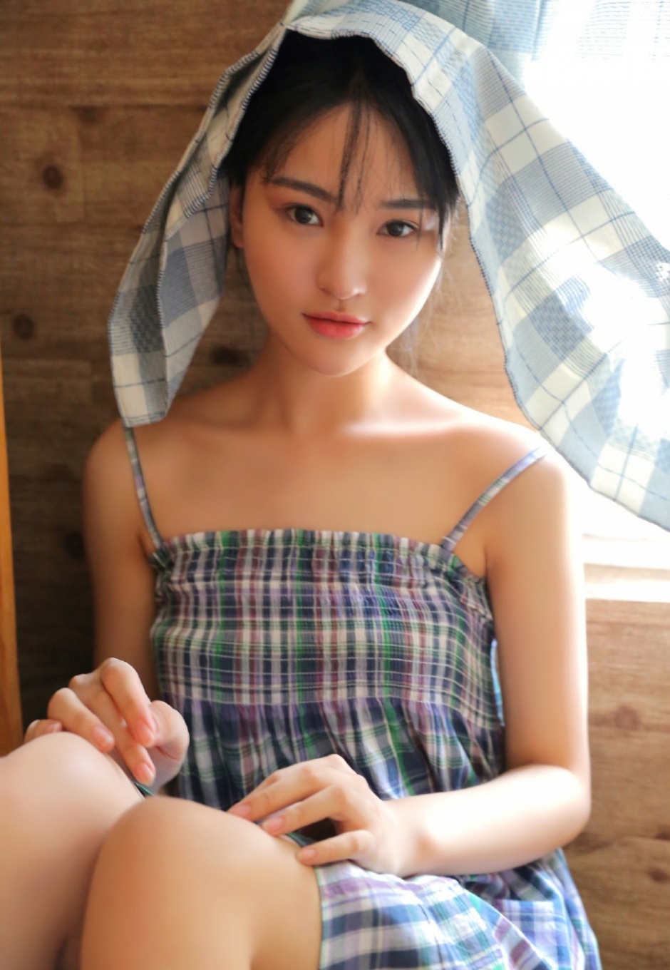 诱人娇嫩美女白皙酥胸香肩性感私房走光福利写真图片