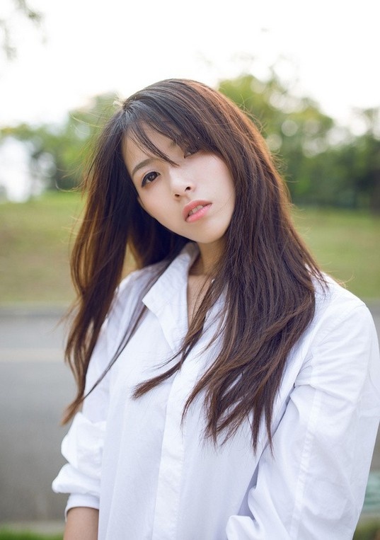 阳光白衬衫美女凌乱秀发性感撩人写真图片
