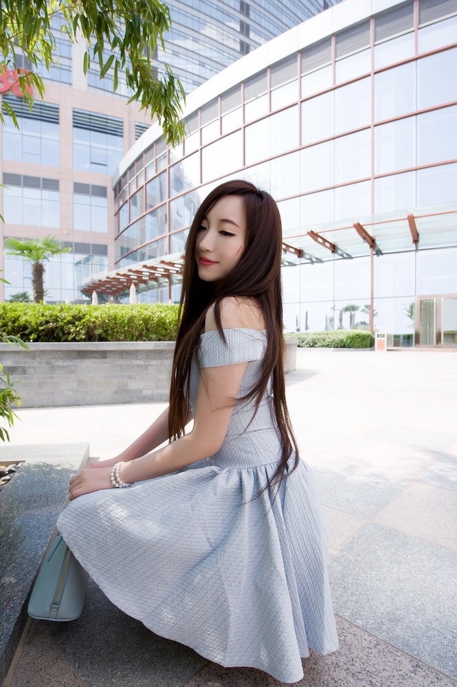 瓜子脸网红女神清纯妩媚户外长腿酥肩街拍写真