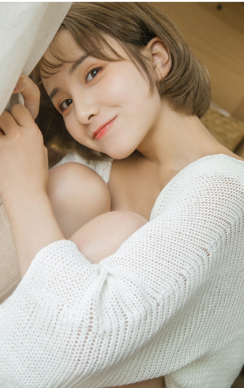 白毛衣美女抹胸吊带私房大秀性感美腿图片