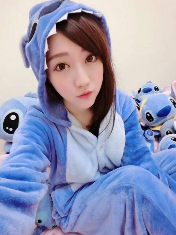 白皙粉嫩大眼网红女神诱人肌肤吹弹可破