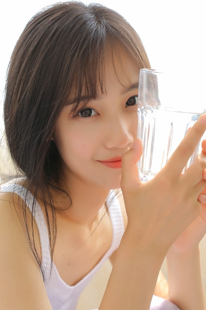 明眸皓齿小美女私房吊带香肩小露酥胸写真图片