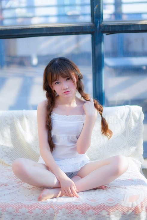 双麻花辫粉嫩美少女清纯可爱私房写真