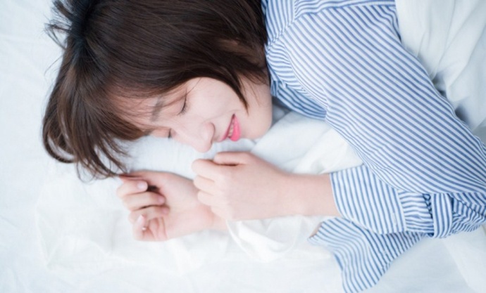 性感吊带短发美女私房秀白嫩香肩锁骨图片