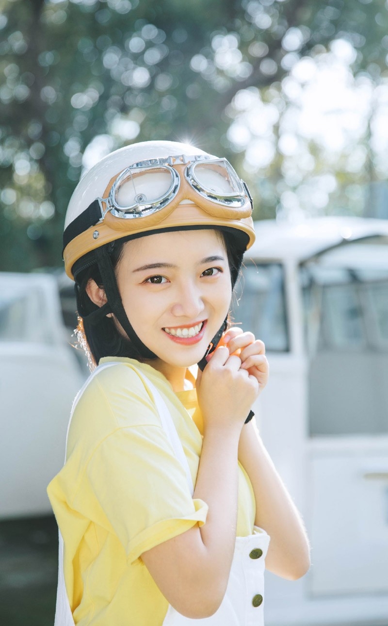 元气短发少女背带短裤修长美腿户外图片