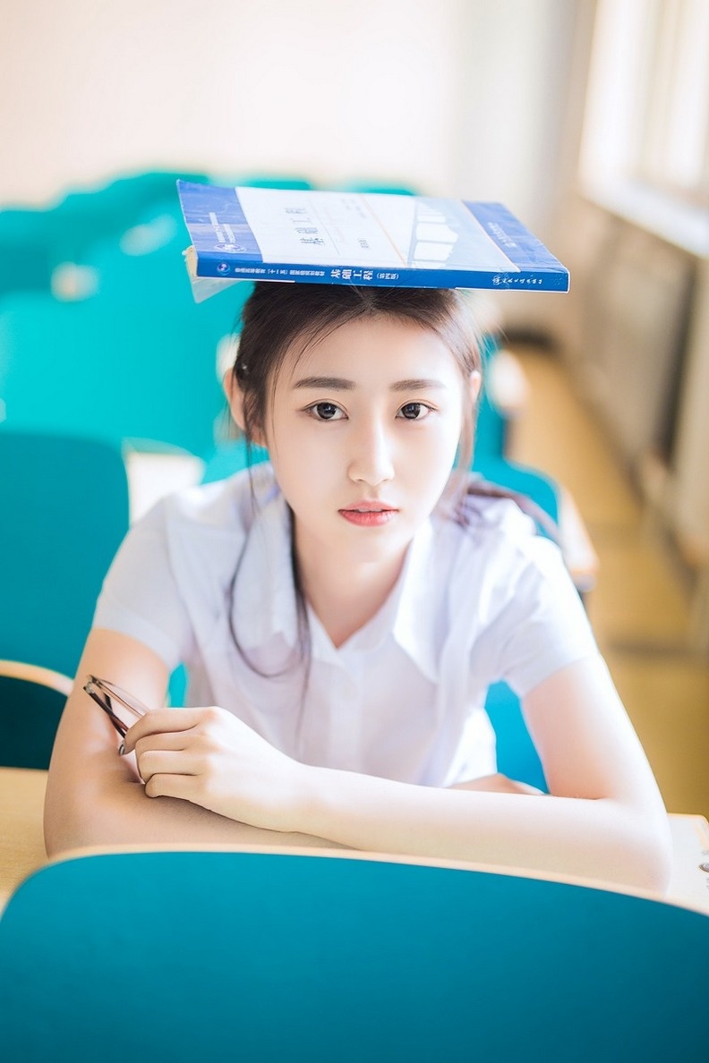 高校美女校花貌若天仙五官精致迷人写真图片