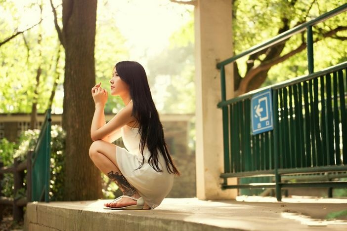 清纯长发少气质美女户外阳光活力写真图片