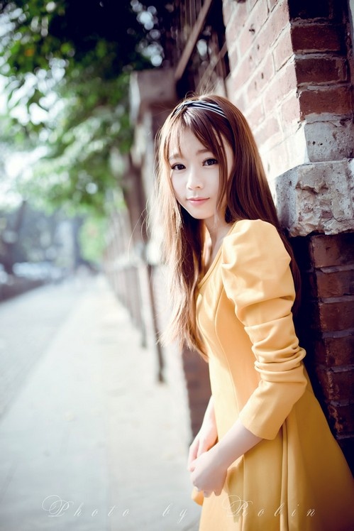 90后高颜值美女黄色短裙户外唯美写真图片