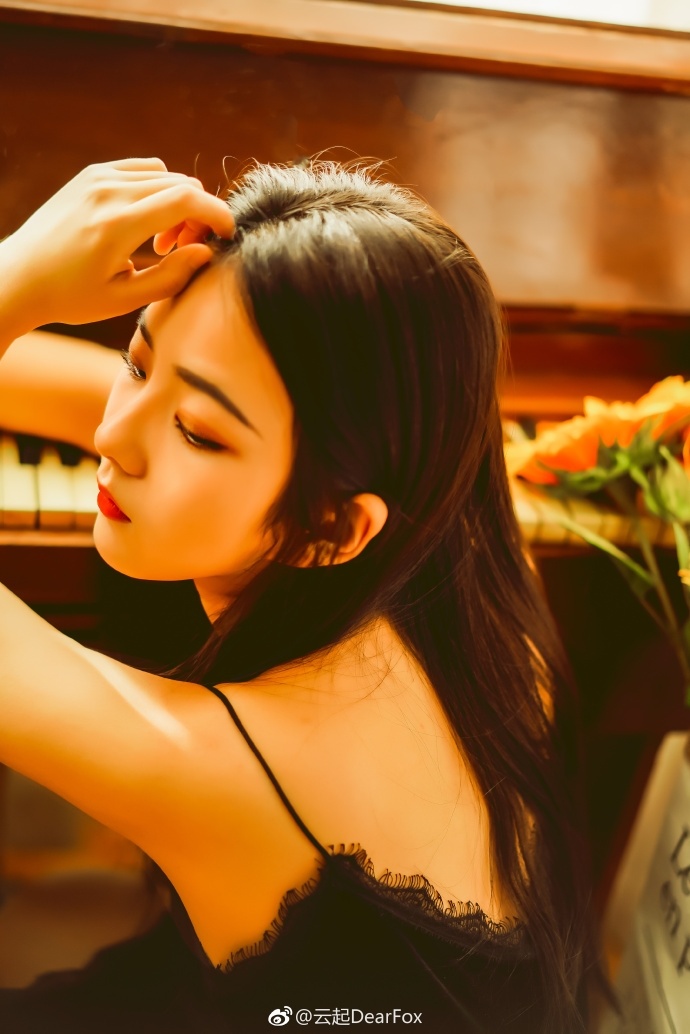 优雅冷艳美女吊带深v礼裙妖娆妩媚图片