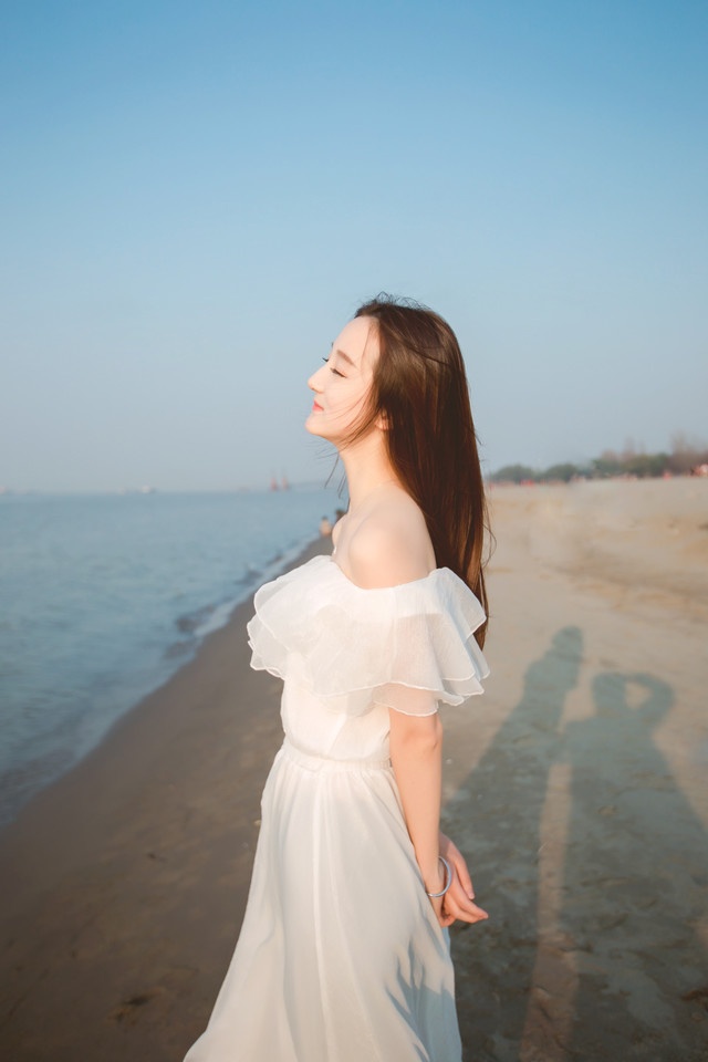 清纯美女江边白色纱裙飘逸动人甜美写真