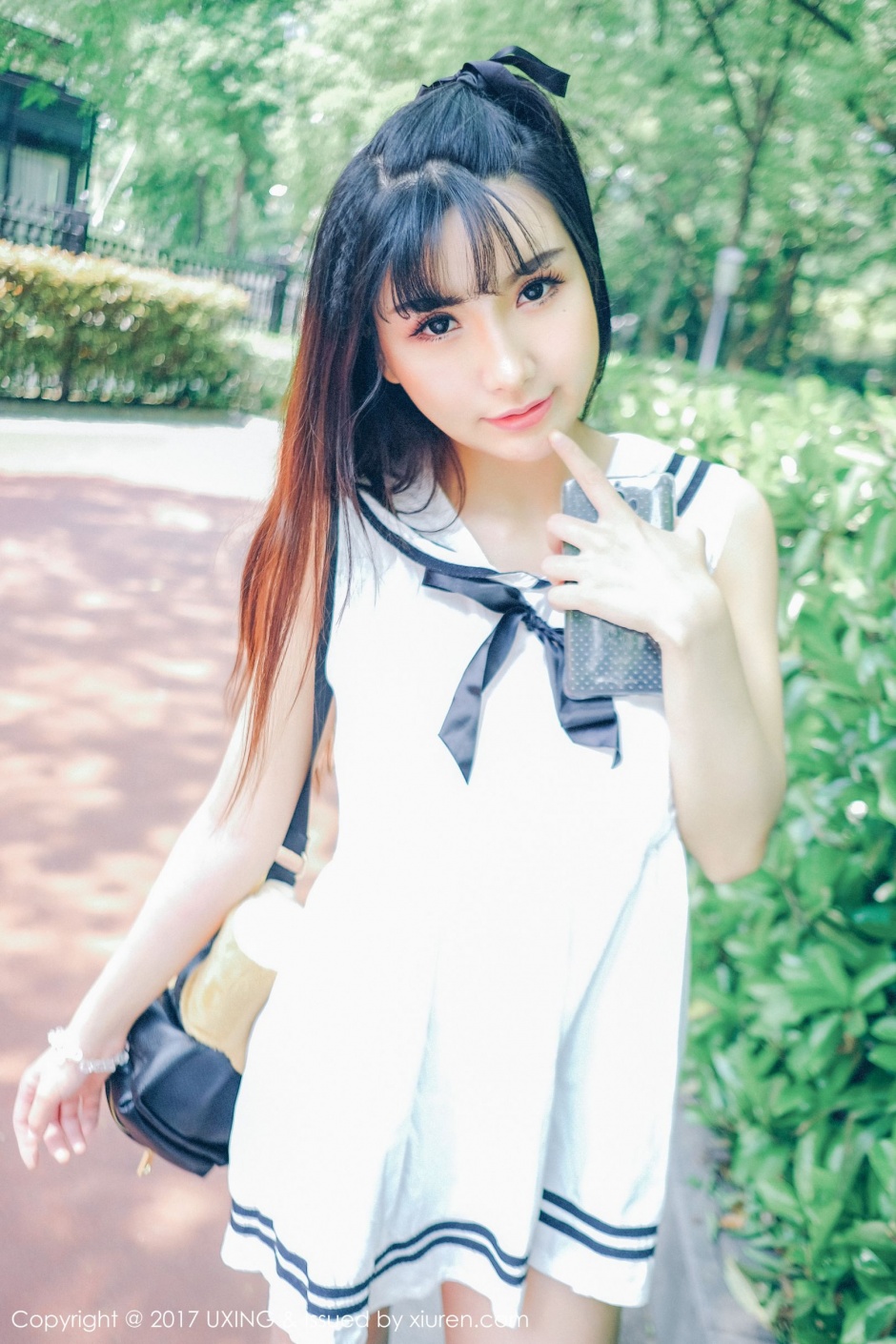 粉嫩双马尾巨乳萌妹晓茜私房大秀香肩美胸写真