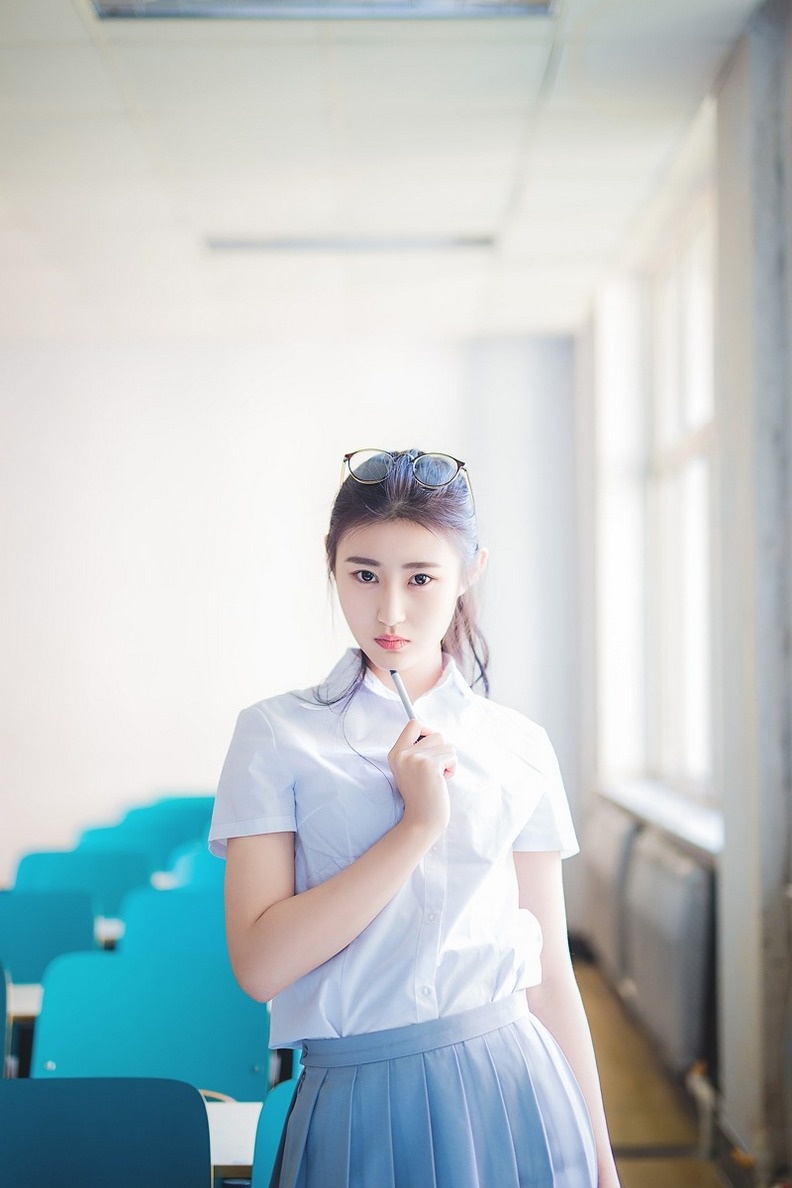 高校美女校花貌若天仙五官精致迷人写真图片