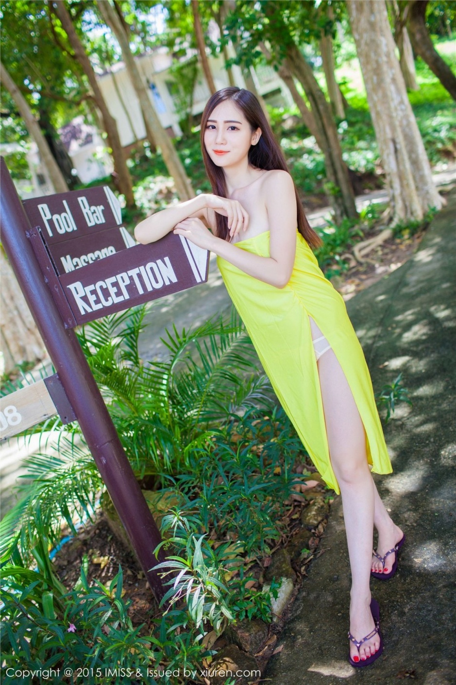 大长腿美女SISY思低胸高叉裙诱惑写真