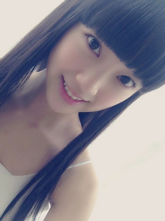 白皙粉嫩大眼网红女神诱人肌肤吹弹可破