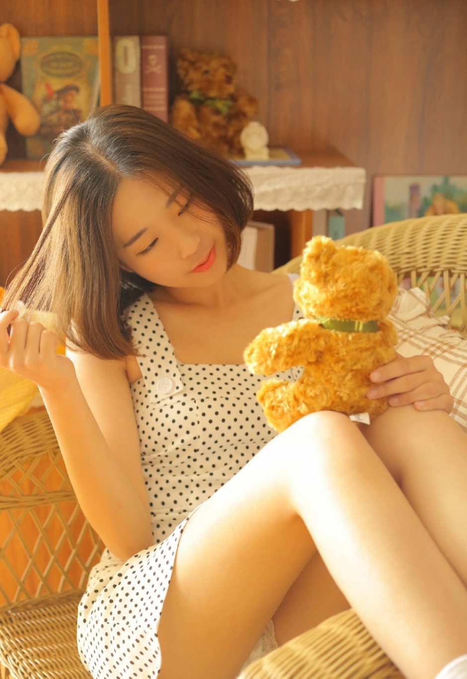 短发清纯稚嫩美少女斑点短裙私房写真图片