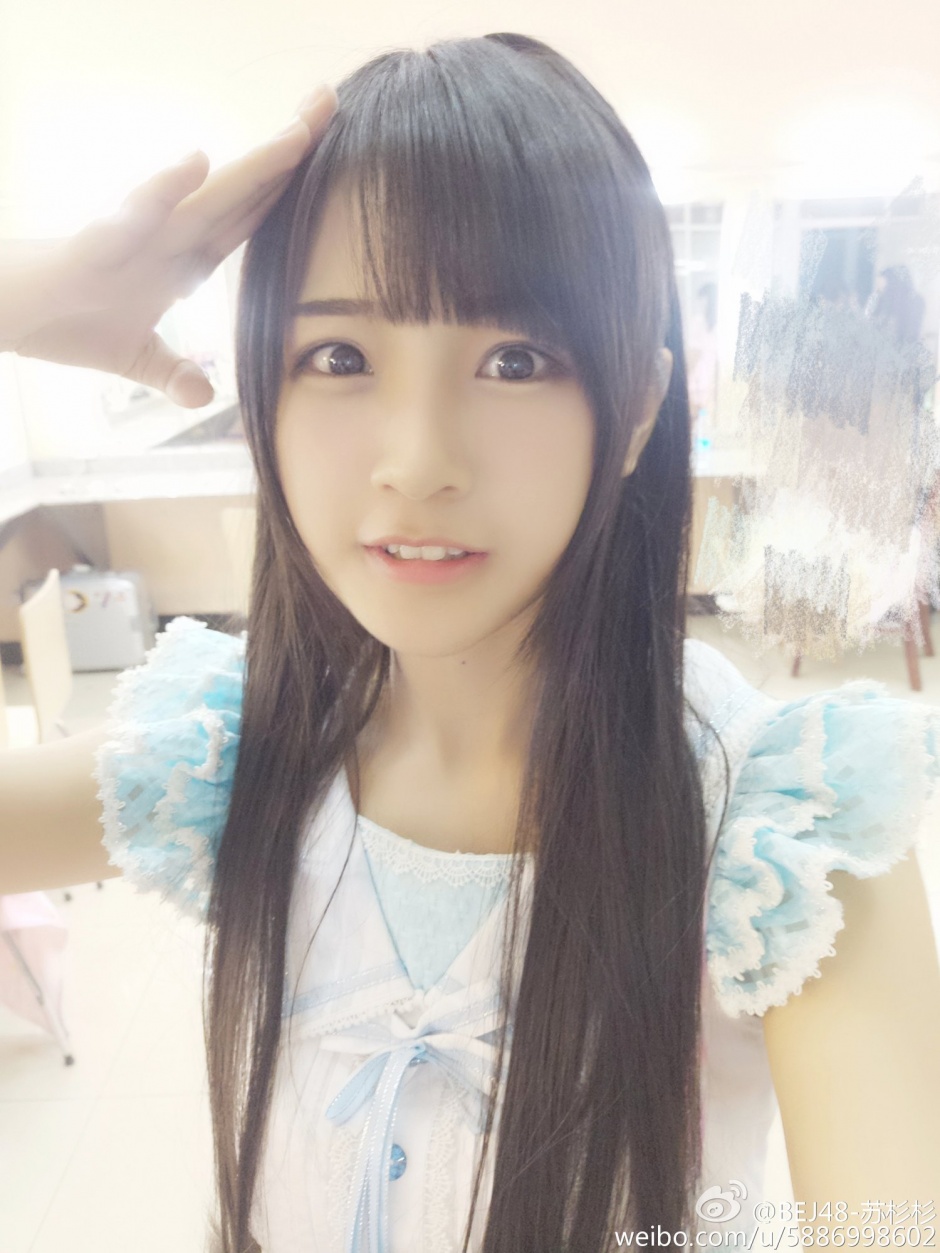 95后清纯大眼萌妹苏杉杉性感小嘴粉唇诱惑