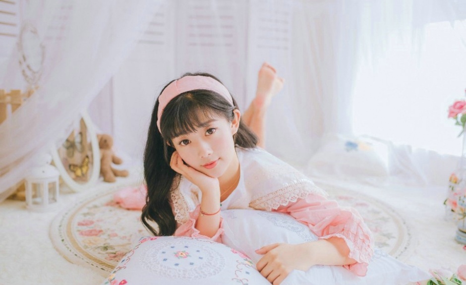 00后粉嫩少女清新甜美迷人私房写真照