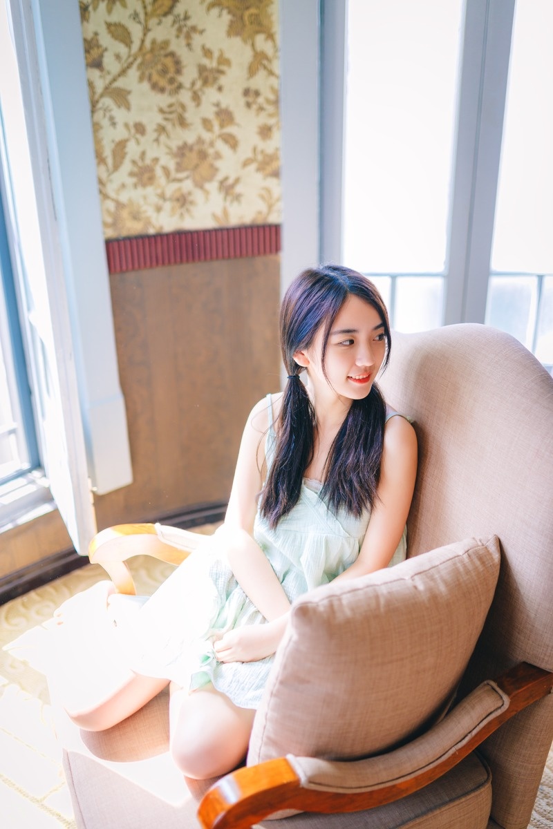 清纯吊带美女唇红齿白居家养眼写真