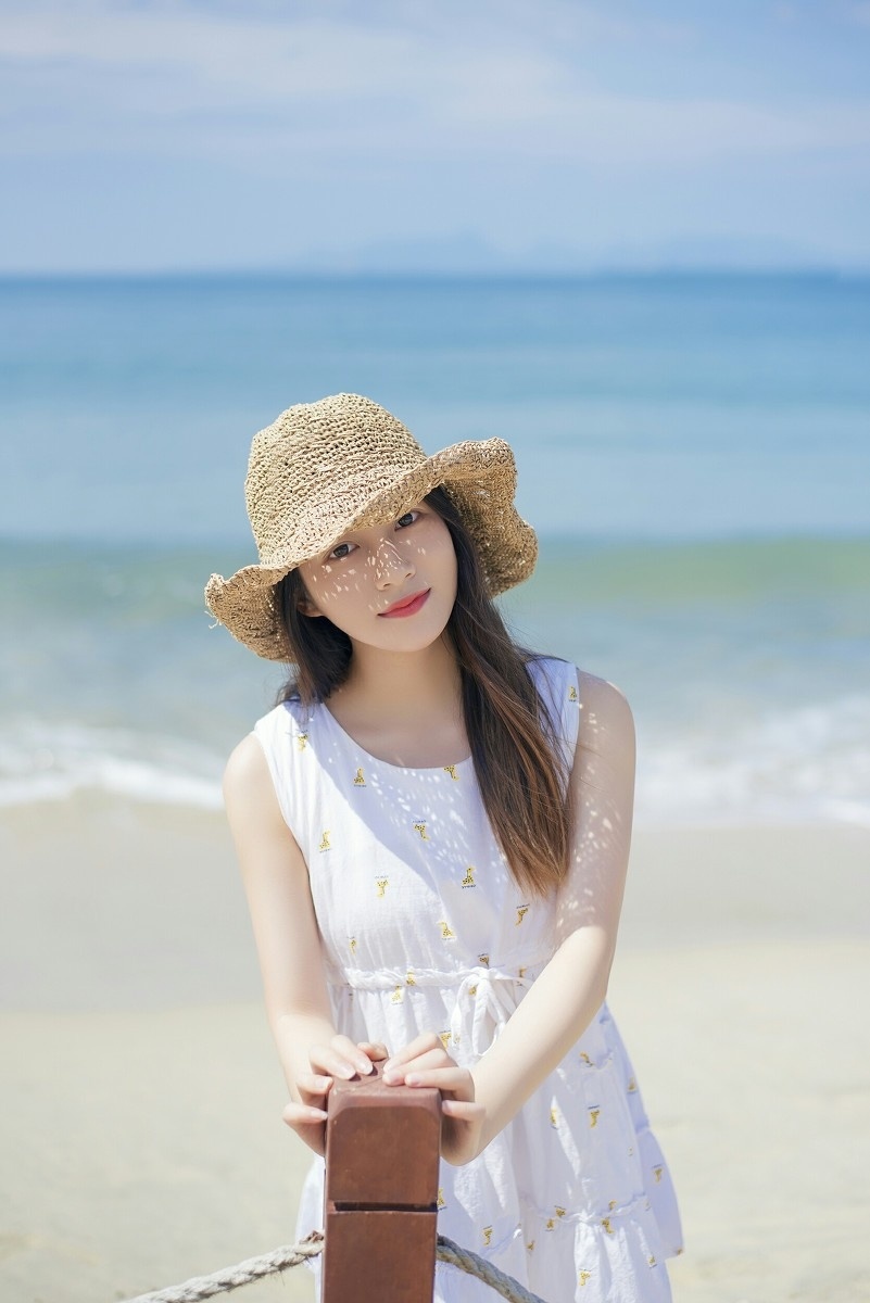 白裙清纯美女阳光沙滩美腿白嫩如霜图片