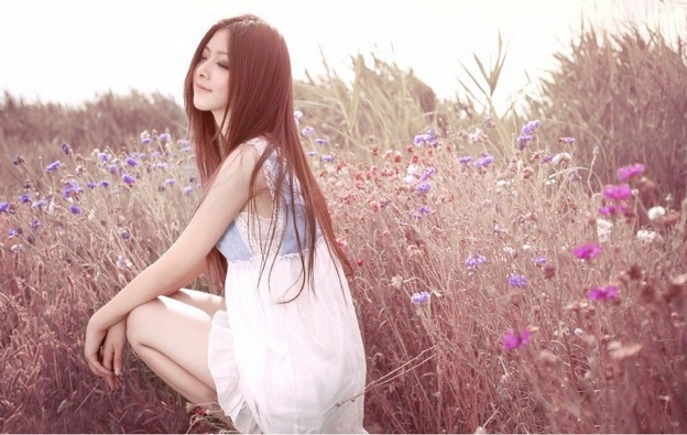 超漂亮的清纯气质混血美女花丛中梦幻写真