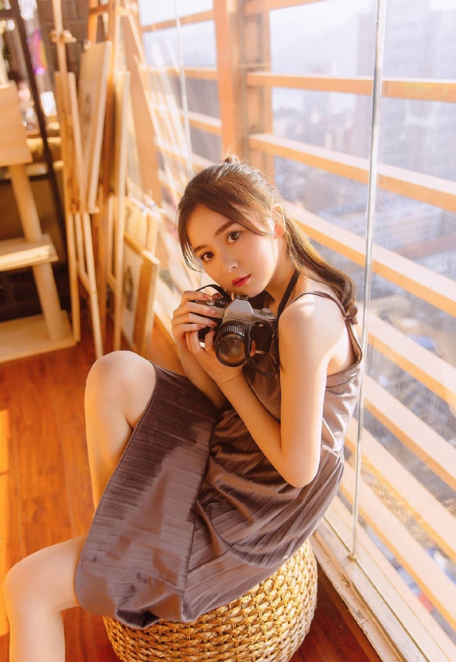 性感吊带美女香肩裸露享受阳光沐浴个人艺术图片