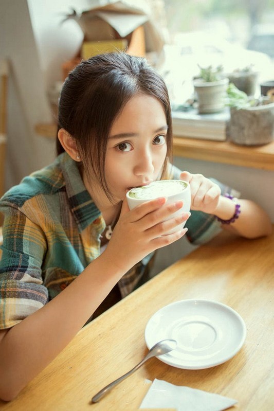 大眼清纯美女居家格子衫休闲写真图片