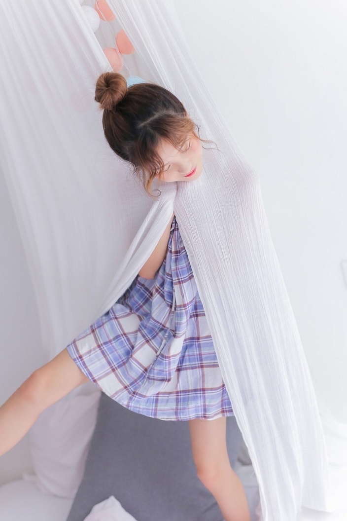 千娇百媚清纯少女性感吊带床上撩人写真图片