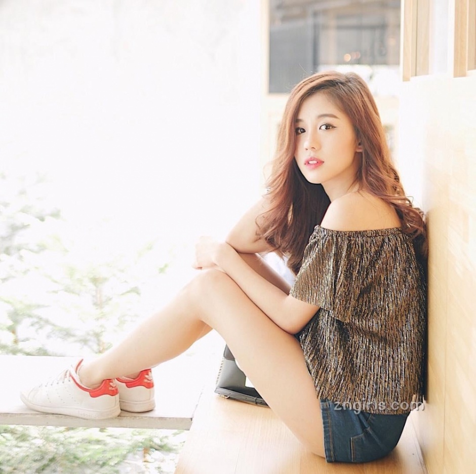 明眸皓齿气质美女Kelly Tan甜美街拍写真图片