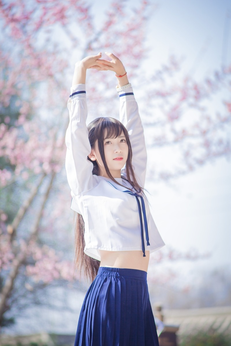 清纯白皙美女校花小露蛮腰性感迷人写真