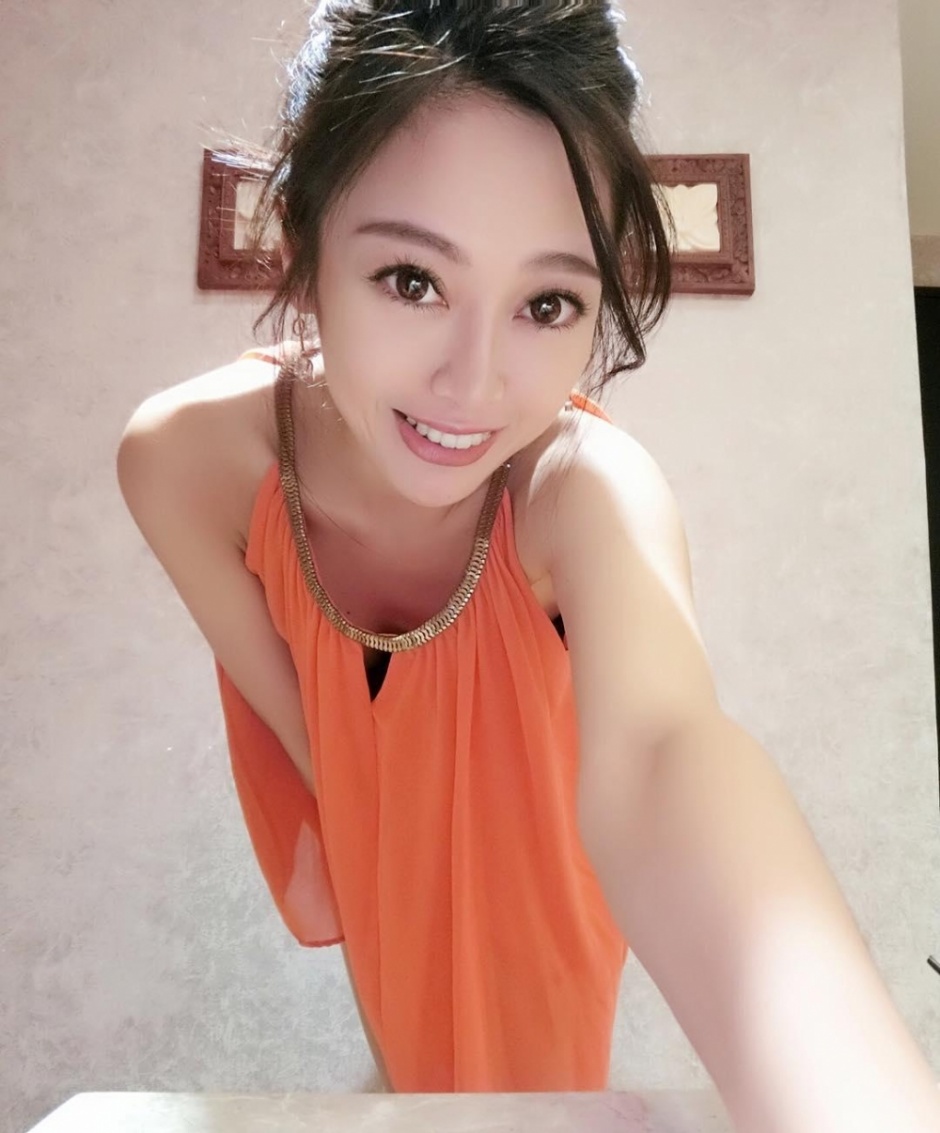 健身美女教练柔枝嫩条小蛮腰马甲线性感写真图片