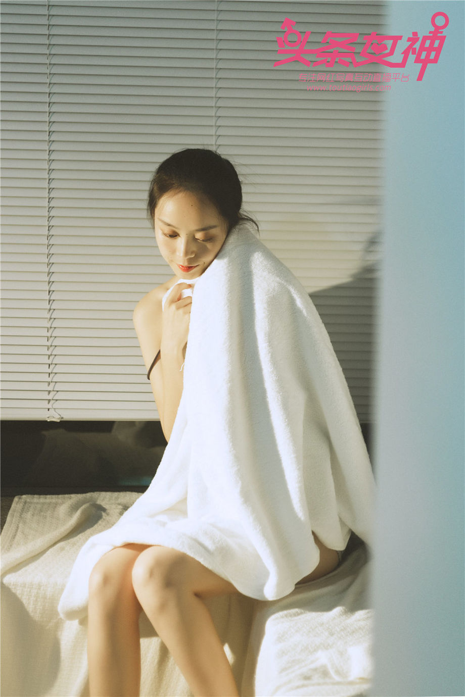 吊带睡衣美女天使酒店床上性感美腿惹火私房写真图片