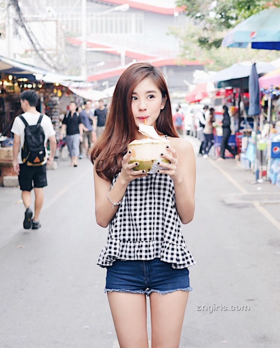 明眸皓齿气质美女Kelly Tan甜美街拍写真图片