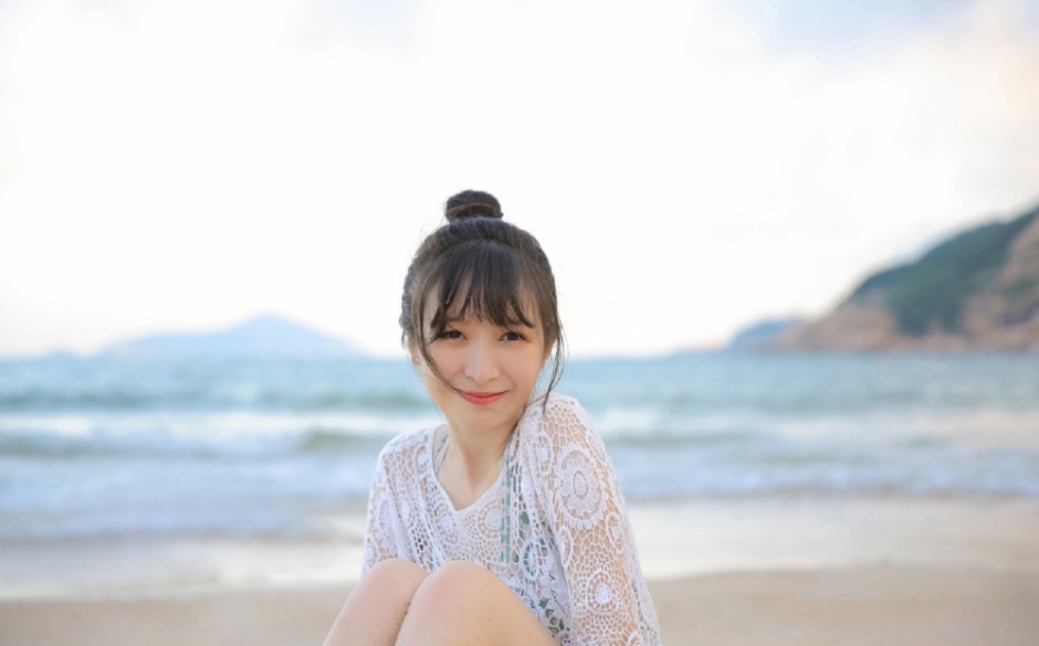丸子头美少女性感紧身泳衣沙滩上演绎甜美可爱写真图片