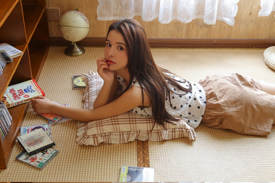 居家美女乌黑长发粉嫩脸蛋四肢纤细图片