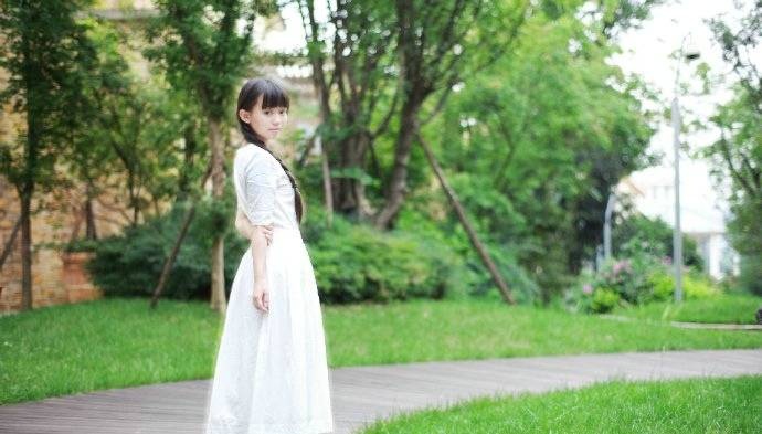 清纯麻花辫稚嫩少女阳光靓丽元气十足
