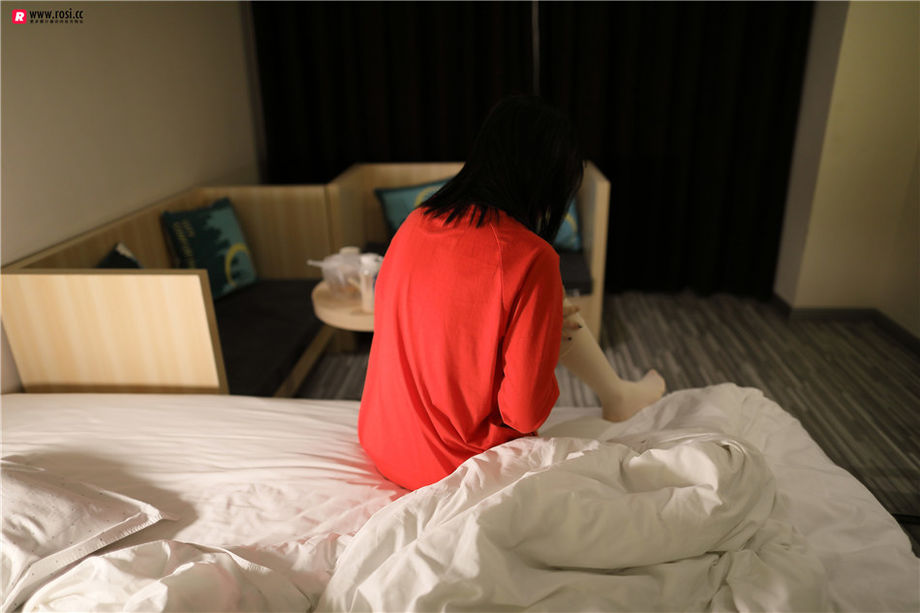 ROSI写真 翘臀小姐姐性感连体丝袜大胆人体私拍写真图片