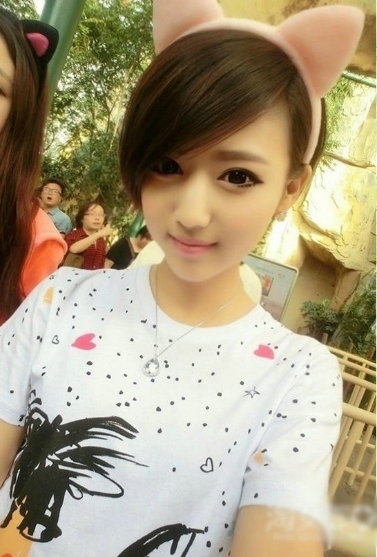 黑长直清纯大眼软萌妹俏皮可爱生活自拍美图