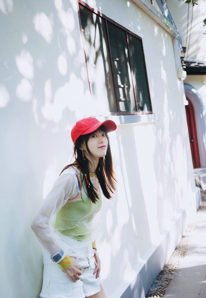 阳光娇俏时尚美女个性不羁街头户外摄影图片