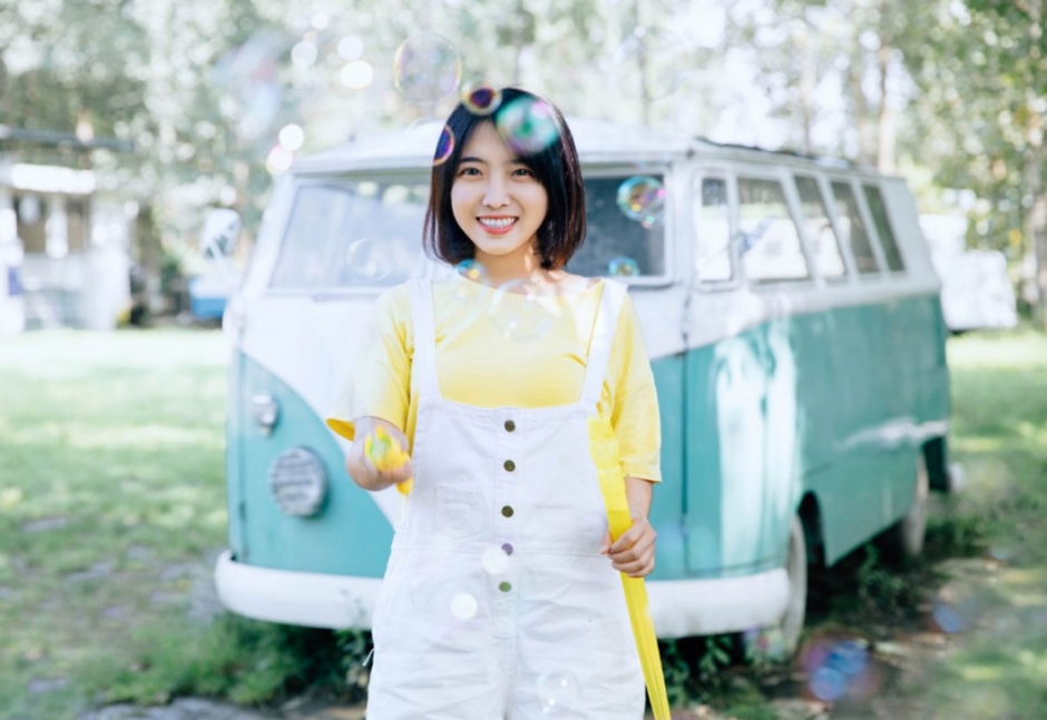 元气短发少女背带短裤修长美腿户外图片