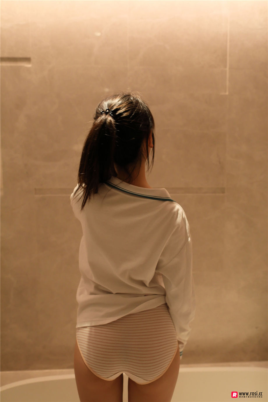 ROSI写真 清纯美女大学生浴室翘臀诱惑私拍写真图片