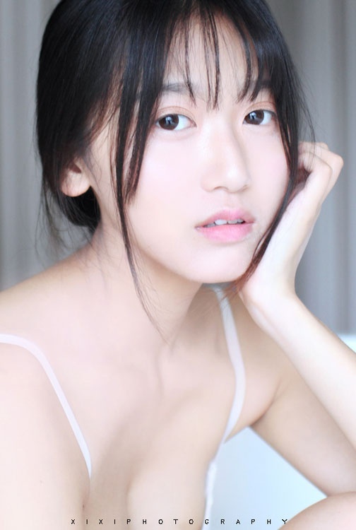 水嫩肌肤美女性感背心床上露胸诱惑