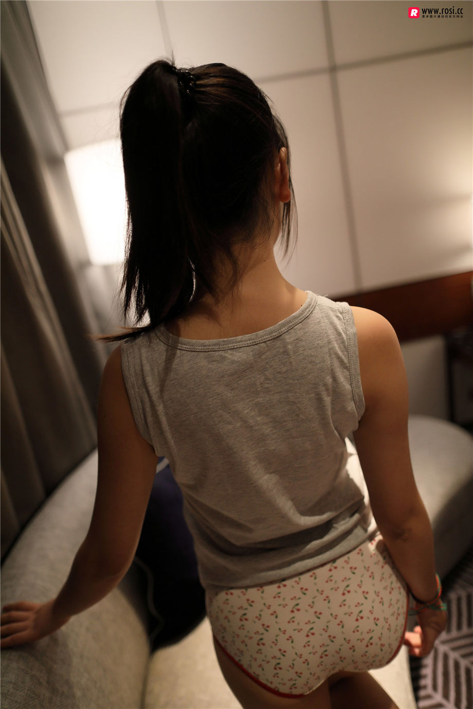 ROSI写真 性感翘臀学生妹酒店粉嫩人体私拍写真高清图片