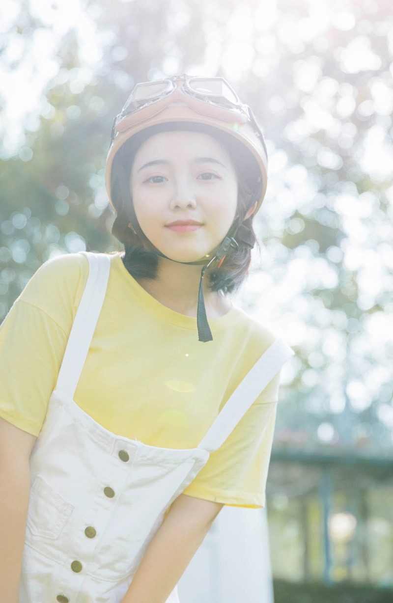 元气短发少女背带短裤修长美腿户外图片