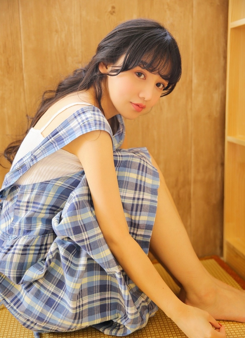 长卷发清纯大眼萌妹子文艺恬静私房写真图片