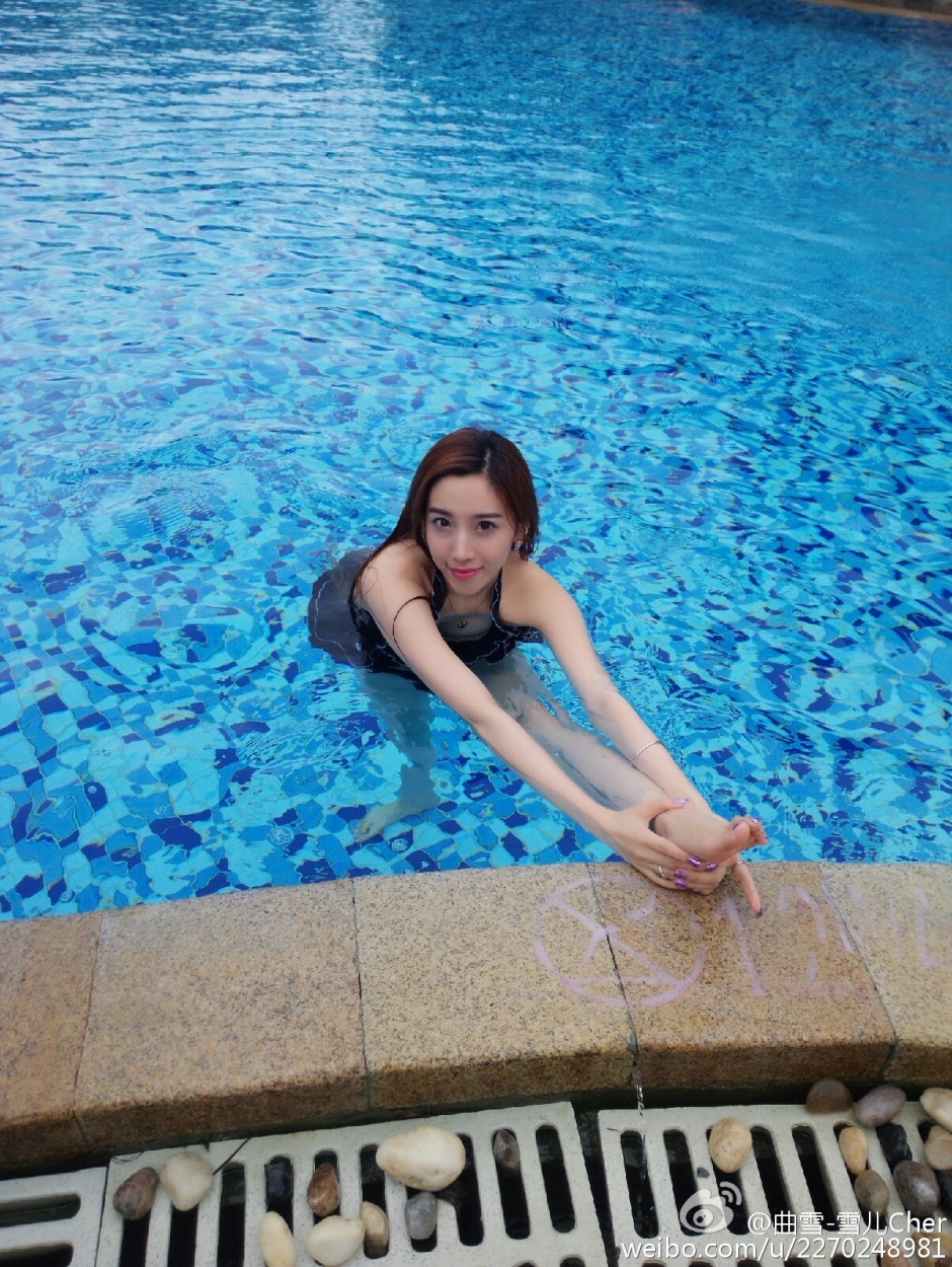 网红女神曲雪腰细腿长高叉牛仔裙诱惑街拍写真