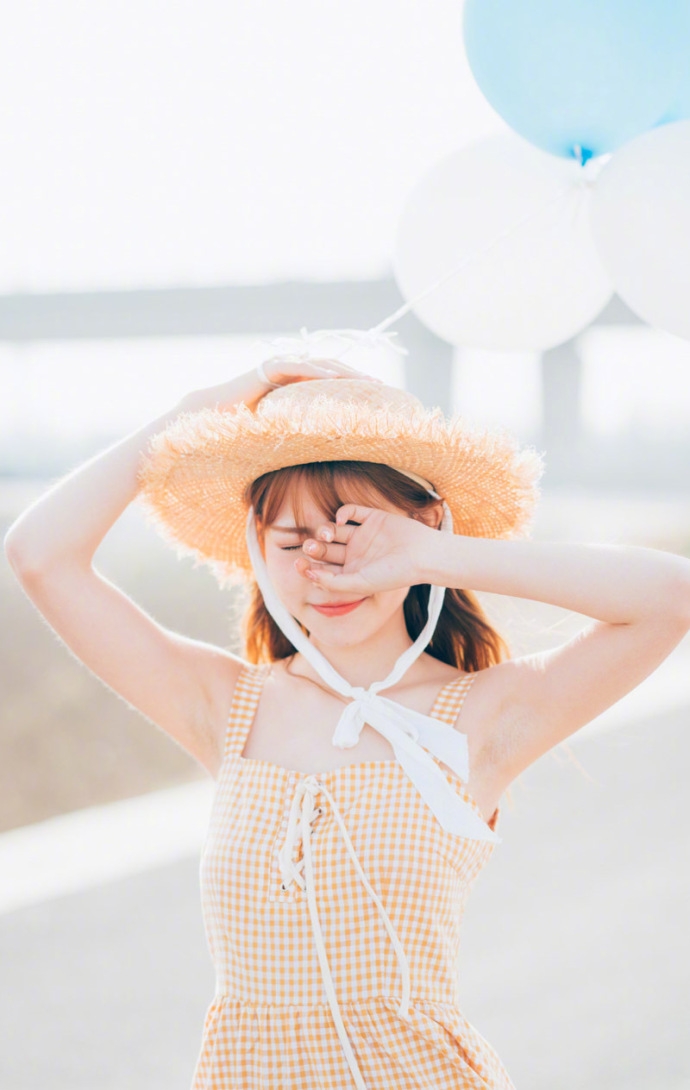 文艺范美女长发披肩五官清秀户外图片