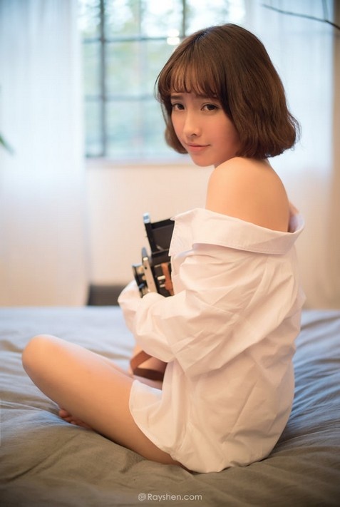 甜美可爱短发气质美女室内白衬衫香肩诱惑写真