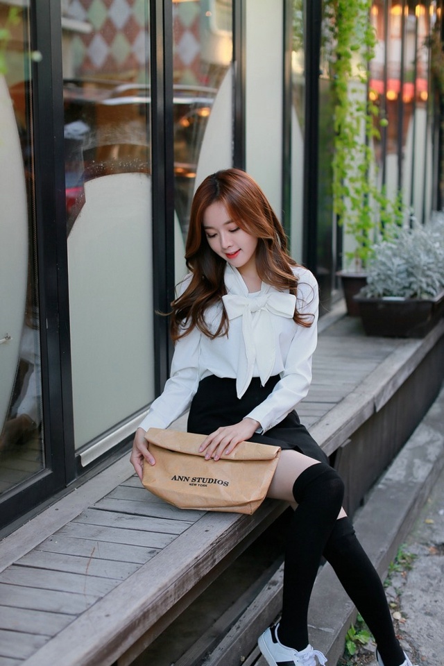 气质卷发美女中袜美腿职业装性感街拍美图